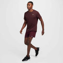 T-shirt Nike Miler léger et respirant en action sur coureur