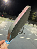 Protecteur de contour Vinyl Styles Edge Guard Aurora rose pour raquette de pickleball.