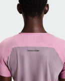 T-shirt On Performance-T Sakura Dewberry léger et respirant avec technologie DryTec pour course à pied