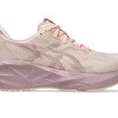 Chaussure de course ASICS Novablast 5 avec amorti FF BLAST™ MAX, mesh respirant et semelle rebondissante – vue de profil