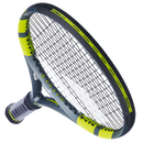 Raquette de tennis Babolat Pure Aero vue de profil avec cadre aérodynamique Aeromodular4 et plan de cordage optimisé FSI Spin, conçue pour générer un topspin puissant et une frappe agressive.