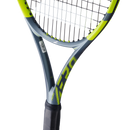 Raquette de tennis Babolat Pure Aero vue de profil avec cadre aérodynamique Aeromodular4 et plan de cordage optimisé FSI Spin, conçue pour générer un topspin puissant et une frappe agressive.