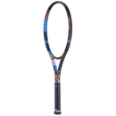 Raquette de tennis Babolat Pure Drive Gen11 Spectra édition spéciale avec finition bleu métallique irisée, offrant une puissance explosive, une excellente polyvalence et des sensations exceptionnelles grâce aux technologies NF²-Tech 2.0 et FSI Power.