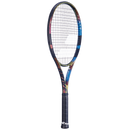 Raquette de tennis Babolat Pure Drive Gen11 Spectra édition spéciale avec finition bleu métallique irisée, offrant une puissance explosive, une excellente polyvalence et des sensations exceptionnelles grâce aux technologies NF²-Tech 2.0 et FSI Power.