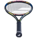 Raquette de tennis Babolat Pure Drive Gen11 Spectra édition spéciale avec finition bleu métallique irisée, offrant une puissance explosive, une excellente polyvalence et des sensations exceptionnelles grâce aux technologies NF²-Tech 2.0 et FSI Power.