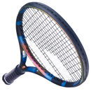 Raquette de tennis Babolat Pure Drive Gen11 Spectra édition spéciale avec finition bleu métallique irisée, offrant une puissance explosive, une excellente polyvalence et des sensations exceptionnelles grâce aux technologies NF²-Tech 2.0 et FSI Power.