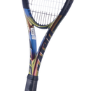 Raquette de tennis Babolat Pure Drive Gen11 Spectra édition spéciale avec finition bleu métallique irisée, offrant une puissance explosive, une excellente polyvalence et des sensations exceptionnelles grâce aux technologies NF²-Tech 2.0 et FSI Power.