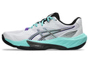 Chaussures d'intérieur Asics SKY ELITE™ FF 4 avec amorti FF BLAST™ MAX, technologie RISETRUSS™ et système DYNALACING™ offrant puissance, stabilité et confort pour les sports de terrain intérieur.