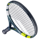 Raquette de tennis Babolat Aero Junior 25 cordée avec cadre léger graphite et tête aluminium, conçue pour enfants de 130 à 140 cm recherchant puissance et spin.