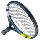Raquette de tennis Babolat Aero Junior 26 cordée avec cadre léger graphite et tête aluminium, conçue pour enfants de 140 à 150 cm recherchant puissance et spin.