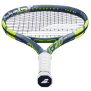 Raquette de tennis Babolat Pure Aero Junior 26 cordée avec cadre aérodynamique et plan de cordage ouvert 16x19, conçue pour juniors recherchant spin et contrôle.