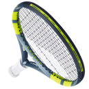 Raquette de tennis Babolat Pure Aero Junior 26 cordée avec cadre aérodynamique et plan de cordage ouvert 16x19, conçue pour juniors recherchant spin et contrôle.