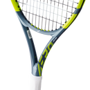 Raquette de tennis Babolat Pure Aero Junior 26 cordée avec cadre aérodynamique et plan de cordage ouvert 16x19, conçue pour juniors recherchant spin et contrôle.