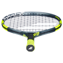 Raquette de tennis Babolat Carlitos Junior 19 cordée avec cadre aluminium léger et plan de cordage 14x14, conçue pour jeunes enfants débutant le tennis.