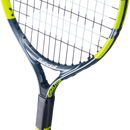 Raquette de tennis Babolat Carlitos Junior 19 cordée avec cadre aluminium léger et plan de cordage 14x14, conçue pour jeunes enfants débutant le tennis.