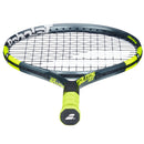 Raquette de tennis Babolat Carlitos Junior 21 cordée avec cadre aluminium léger et plan de cordage 14x15, conçue pour enfants débutant le tennis.