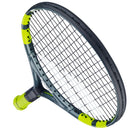 Raquette de tennis Babolat Carlitos Junior 21 cordée avec cadre aluminium léger et plan de cordage 14x15, conçue pour enfants débutant le tennis.