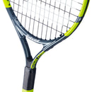 Raquette de tennis Babolat Carlitos Junior 21 cordée avec cadre aluminium léger et plan de cordage 14x15, conçue pour enfants débutant le tennis.