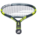 Raquette de tennis Babolat Carlitos Junior 25 cordée avec cadre aluminium léger et plan de cordage 16x17, conçue pour enfants débutant le tennis.