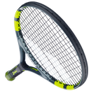 Raquette de tennis Babolat Carlitos Junior 25 cordée avec cadre aluminium léger et plan de cordage 16x17, conçue pour enfants débutant le tennis.