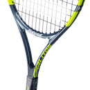 Raquette de tennis Babolat Carlitos Junior 25 cordée avec cadre aluminium léger et plan de cordage 16x17, conçue pour enfants débutant le tennis.