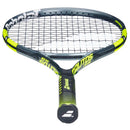 Raquette de tennis Babolat Carlitos Junior 26 cordée avec cadre aluminium léger et tamis 100 po², conçue pour enfants de 9 à 11 ans débutant le tennis.