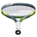 Raquette de tennis Babolat Pure Aero Junior 25 cordée avec cadre aérodynamique et plan de cordage ouvert 16x17, conçue pour jeunes joueurs recherchant spin et contrôle.