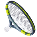 Raquette de tennis Babolat Pure Aero Junior 25 cordée avec cadre aérodynamique et plan de cordage ouvert 16x17, conçue pour jeunes joueurs recherchant spin et contrôle.