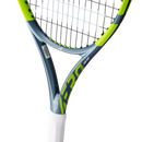 Raquette de tennis Babolat Pure Aero Junior 25 cordée avec cadre aérodynamique et plan de cordage ouvert 16x17, conçue pour jeunes joueurs recherchant spin et contrôle.