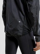 Veste légère Craft ADV Essence Light Wind Jacket noire pour course et vélo avec protection coupe-vent et détails réfléchissants.