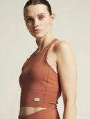 Débardeur court Craft Collective Cropped Singlet pour femme avec bretelles croisées au dos et tissu ultra doux effet peau de pêche