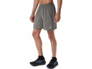 Short de course Asics ROAD 7 po pour homme avec technologie ACTIBREEZE™, tissu extensible à séchage rapide, poche zippée pour téléphone et détails réfléchissants pour les entraînements et les longues sorties.