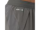 Short de course Asics ROAD 7 po pour homme avec technologie ACTIBREEZE™, tissu extensible à séchage rapide, poche zippée pour téléphone et détails réfléchissants pour les entraînements et les longues sorties.
