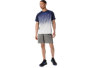 Short de course Asics ROAD 7 po pour homme avec technologie ACTIBREEZE™, tissu extensible à séchage rapide, poche zippée pour téléphone et détails réfléchissants pour les entraînements et les longues sorties.