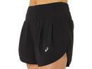 Short de course Asics ROAD 3.5 po pour femme avec tissu à séchage rapide, trois poches intégrées à la ceinture, boucle de rangement et détails réfléchissants pour la course sur route et l'entraînement.
