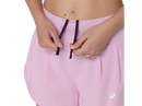 Short de course Asics ROAD 3.5 po pour femme avec tissu à séchage rapide, trois poches intégrées à la ceinture, boucle de rangement et détails réfléchissants pour la course sur route et l'entraînement.