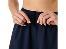 Short Asics COURT 2-N-1 pour femme avec cuissard intégré, tissu léger à séchage rapide, poche pratique et panneaux en mesh respirants, idéal pour le tennis, le pickleball et l'entraînement.