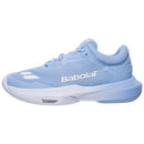 Chaussure de tennis Babolat SFX 4 vue de côté, montrant la semelle Michelin Premium et la tige respirante. Modèle all court avec coupe large, amorti Extra Cush et semelle OrthoLite pour confort maximal, stabilité et absorption des chocs pendant le jeu.