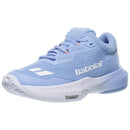 Chaussure de tennis Babolat SFX 4 vue de côté, montrant la semelle Michelin Premium et la tige respirante. Modèle all court avec coupe large, amorti Extra Cush et semelle OrthoLite pour confort maximal, stabilité et absorption des chocs pendant le jeu.