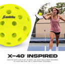 Paquet de 3 balles de pickleball Franklin Silent Serve en mousse jaune conçues pour réduire le bruit tout en conservant une sensation de jeu naturelle