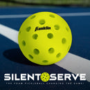 Paquet de 3 balles de pickleball Franklin Silent Serve en mousse jaune conçues pour réduire le bruit tout en conservant une sensation de jeu naturelle