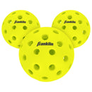 Paquet de 3 balles de pickleball Franklin Silent Serve en mousse jaune conçues pour réduire le bruit tout en conservant une sensation de jeu naturelle