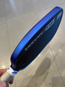 Protecteur de contour Vinyl Styles Edge Guard Electra Blue pour raquette de pickleball.