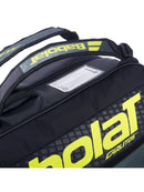 Sac de tennis junior Babolat RH Carlitos avec compartiment pour trois raquettes, séparateur intérieur et bretelles ergonomiques, conçu pour adolescents pratiquant le tennis.