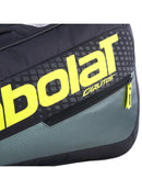 Sac de tennis junior Babolat RH Carlitos avec compartiment pour trois raquettes, séparateur intérieur et bretelles ergonomiques, conçu pour adolescents pratiquant le tennis.