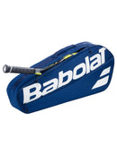 Sac de tennis Babolat Court XS compact avec compartiment pour trois raquettes et poche latérale, fabriqué en polyester recyclé et conçu pour un transport léger et pratique.