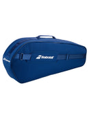 Sac de tennis Babolat Court XS compact avec compartiment pour trois raquettes et poche latérale, fabriqué en polyester recyclé et conçu pour un transport léger et pratique.