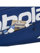 Sac de tennis Babolat Court XS compact avec compartiment pour trois raquettes et poche latérale, fabriqué en polyester recyclé et conçu pour un transport léger et pratique.