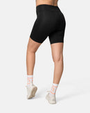 Short femme Kari Traa Ava 8 pouces noir avec taille large élastique et poche latérale