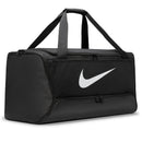Sac de sport Nike Brasilia 9.5 grande taille avec compartiment chaussures, poches extérieures et fond enduit, conçu pour transporter l’équipement d’entraînement.